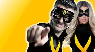 Изображение героя в стиле супергероя, указывающего на зрителя, рекламирующего бонус Приведи друга от Кактус на ярком желтом фоне с женским персонажем-супергероем на заднем плане.